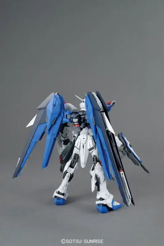 Mô hình lắp ráp MG 1/100 FREEDOM GUNDAM Ver.2.0