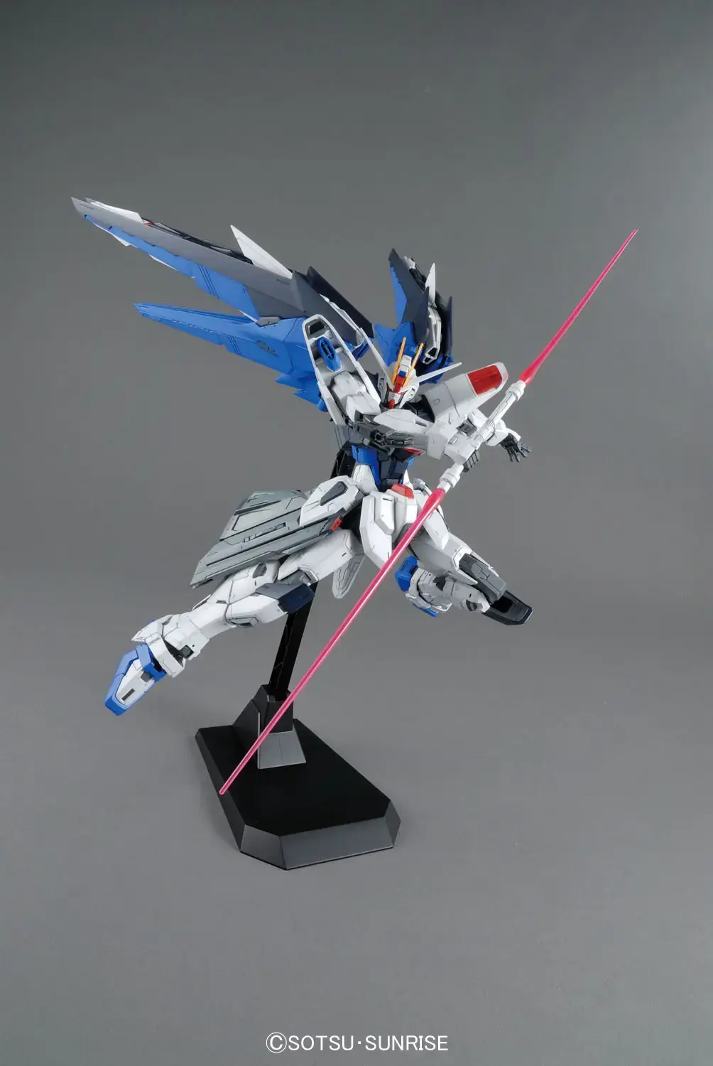 Mô hình lắp ráp MG 1/100 FREEDOM GUNDAM Ver.2.0